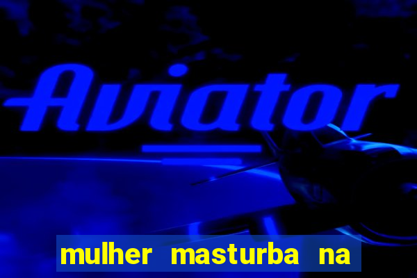 mulher masturba na quina da cama